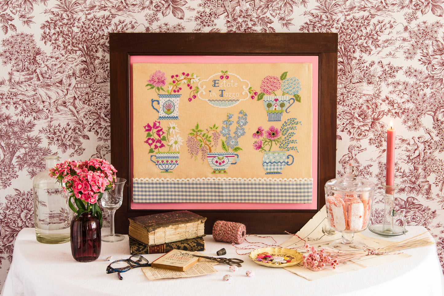 Grille broderie point de croix : tasses fleuries, hortensias et glycine sur lin Belfast. 10 pages, symboles et couleurs DMC. Toile Aïda ou lin.