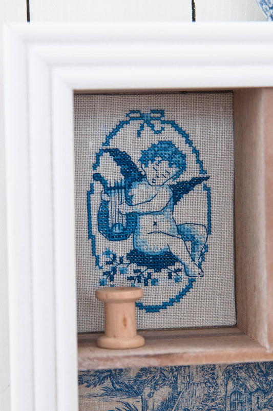 Grille de broderie point de croix : petite étagère à la mode de Jouy, motifs monochromes XVIIIe siècle sur 6 pages. 3 motifs inclus. Symboles et couleurs DMC.