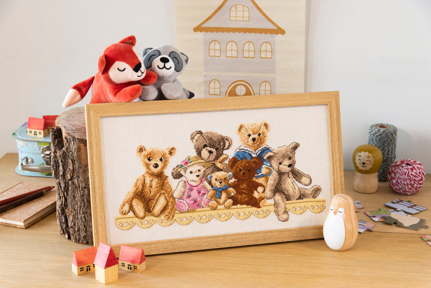 Grille point de croix – Étagère aux oursons : collection d'ours en peluche délicatement installés sur une étagère sur toile de lin ivoire DMC, décoration chambre d'enfant – Véronique Enginger & Création Point de Croix