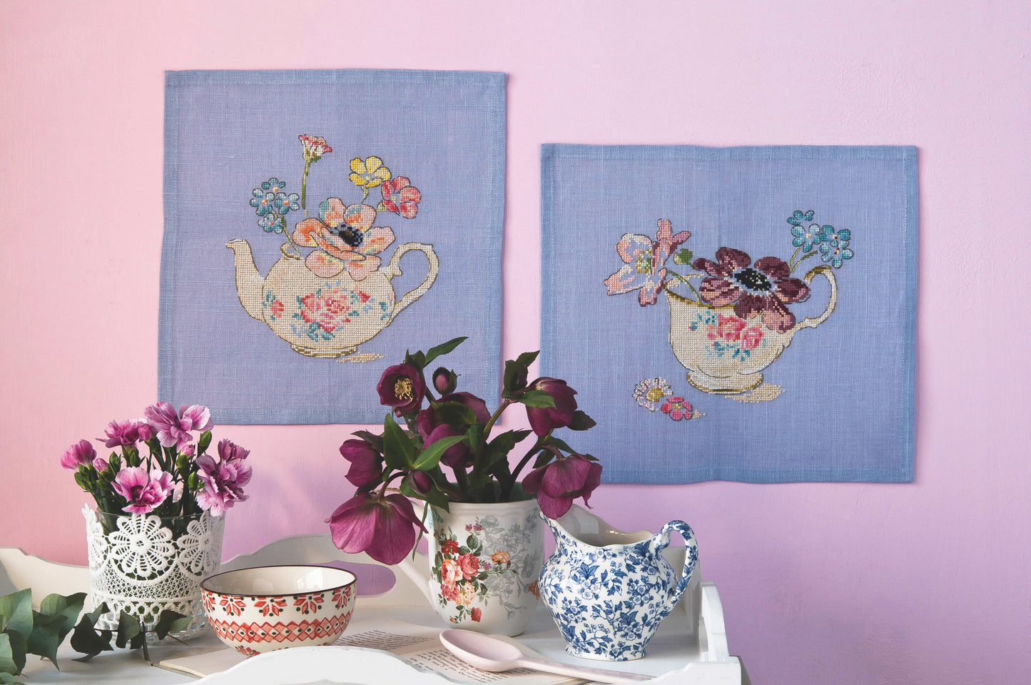 Grille point de croix – Jolis bouquets : théière et tasse en porcelaine anglaise ornées de fleurs du jardin sur toile gris bleu jeans – Hélène Le Berre pour Création Point de Croix