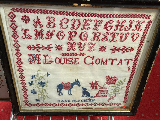 Grille point de croix – Marquoir âne et chien, vue détail : motifs et lettres du sampler traditionnel sur toile de lin DMC – DMC & Création Point de Croix