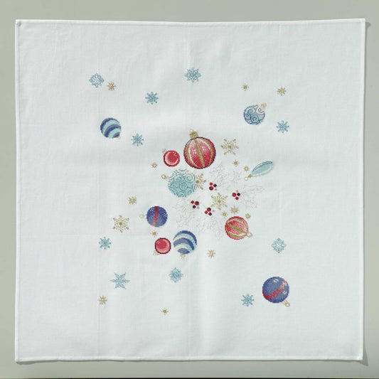 Grille broderie point de croix : nappe de Noël avec boules, flocons et étoiles. Imprimée en couleur sur 6 pages. Réf. DMC incluses.