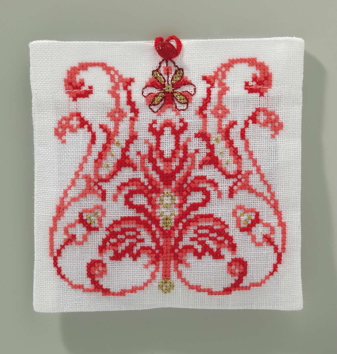 Grille broderie point de croix : nappe de fête avec ronds de serviettes et pochette assortis. Imprimée sur 6 pages. Réf. DMC incluses.