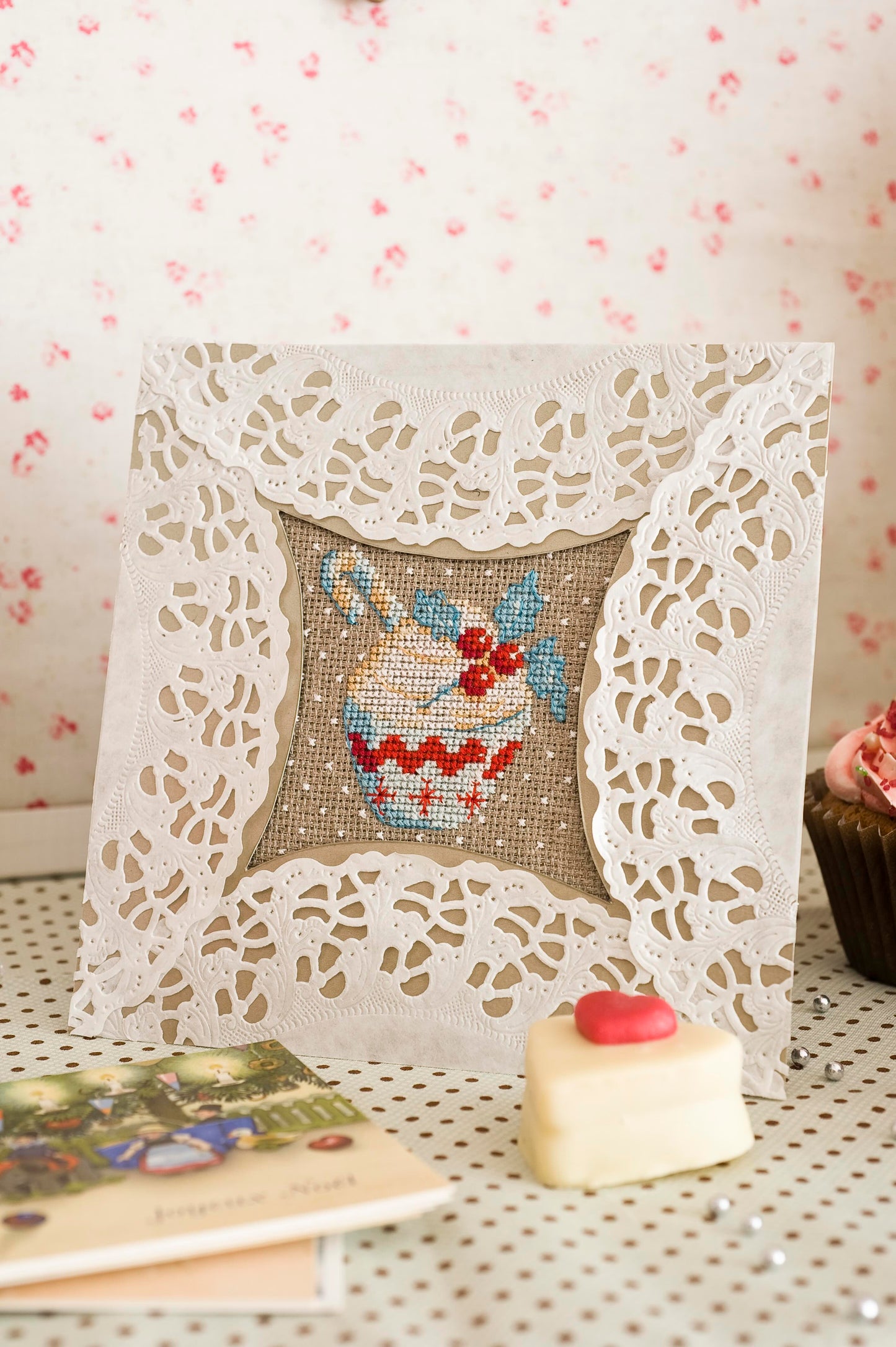Grille point de croix Vœux Sucrés par Création Point de Croix. Cartes cupcakes brodées, DMC sur 6 pages. Format fini env. 6,7×7 cm sur Aïda lin 7 points.