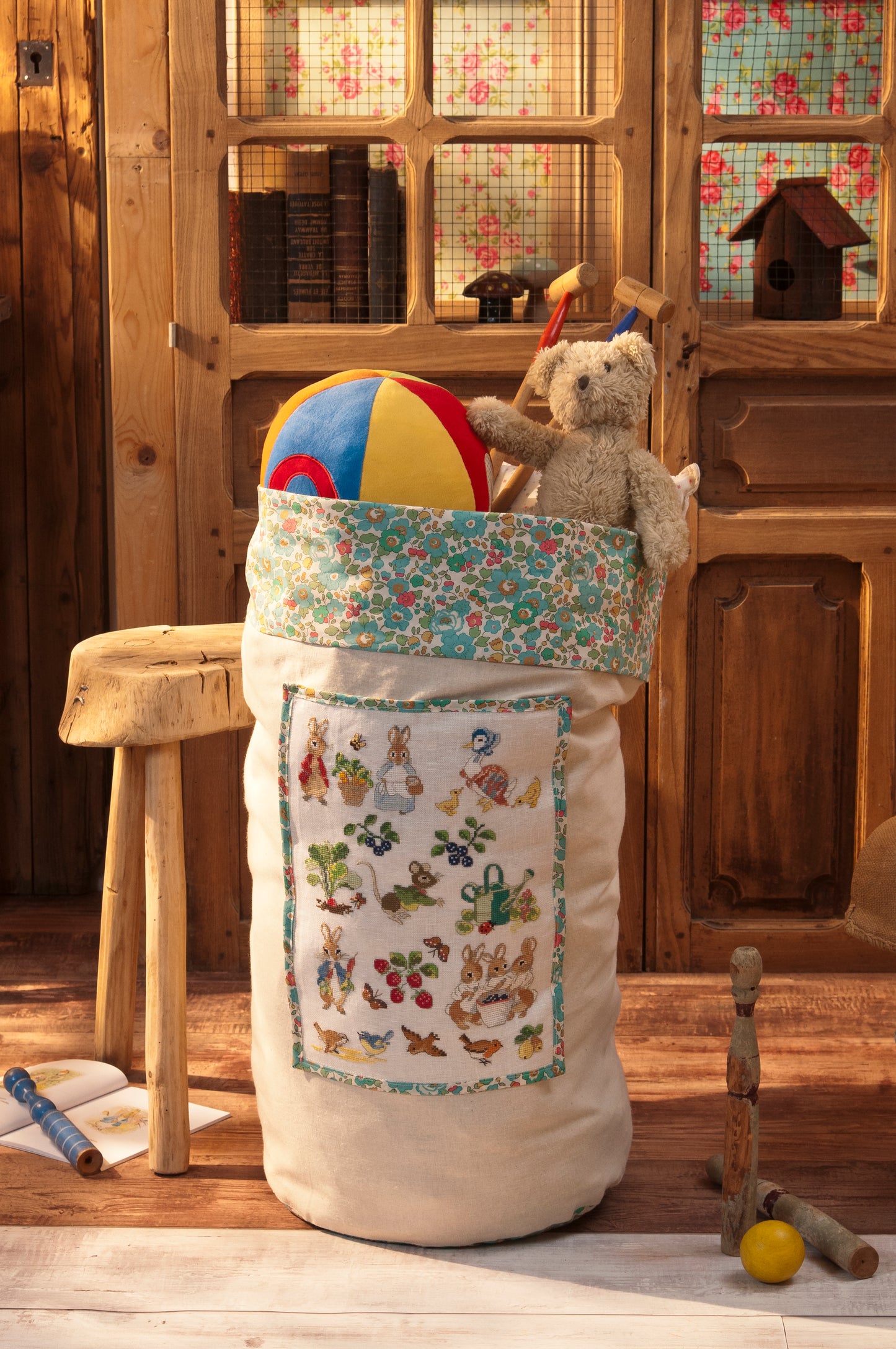 Grille point de croix : sac à jouets Pierrot-Lapin sur lin DMC. Motif 120 × 170 pts, env. 21,8 × 30,9 cm. Imprimé symboles & couleurs, 6 pages.