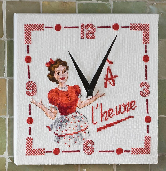 Grille de point de croix horloge de cuisine. Sur lin 12 fils ou Aïda 5,5 pts blanc. Imprimée avec symboles et couleur DMC sur 2 pages. Motif 99 x 99 pts.