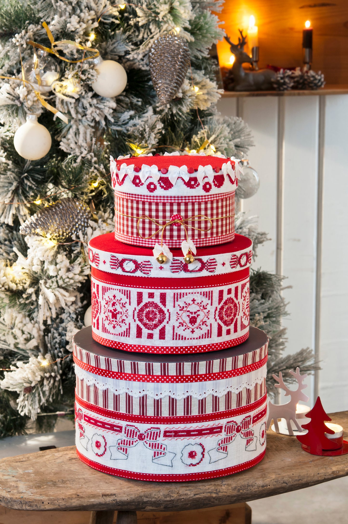 Grille broderie point de croix : boites gateau de Noel a broder sur lin blanc. Glacage, papillotes, noeuds. DMC, 6 pages.