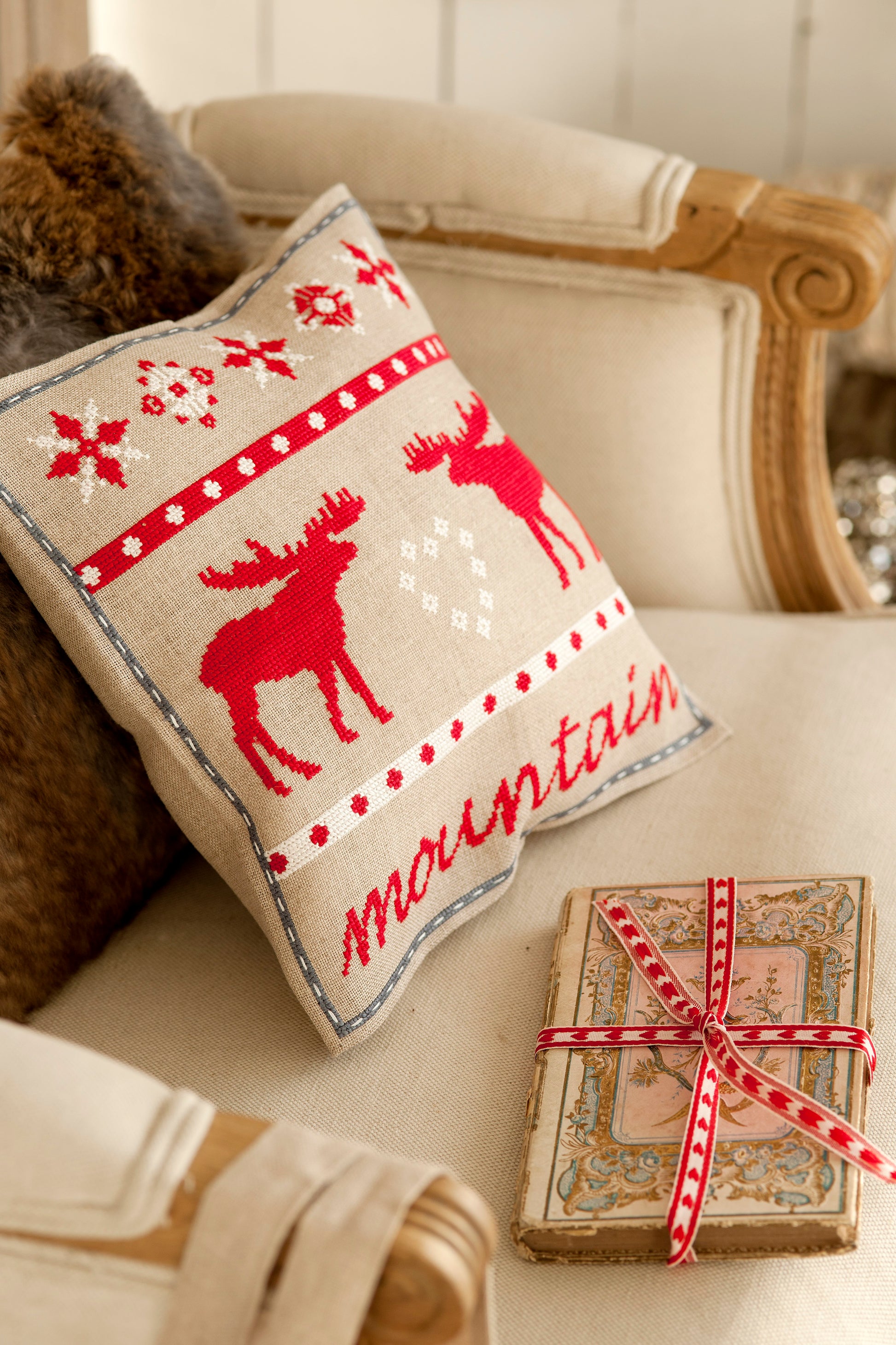 5 grilles de point de croix Ma cabane au Canada : chalet, coussin et accessoires de Noël sur lin 11 fils. Références DMC sur 12 pages.