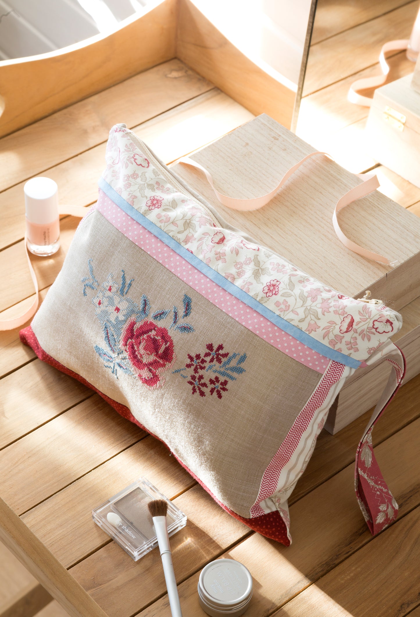 Grille point de croix : pochette et trousse de toilette brodées de roses. Imprimée sur 6 pages avec symboles et couleurs DMC. Lin 12 fils naturel.