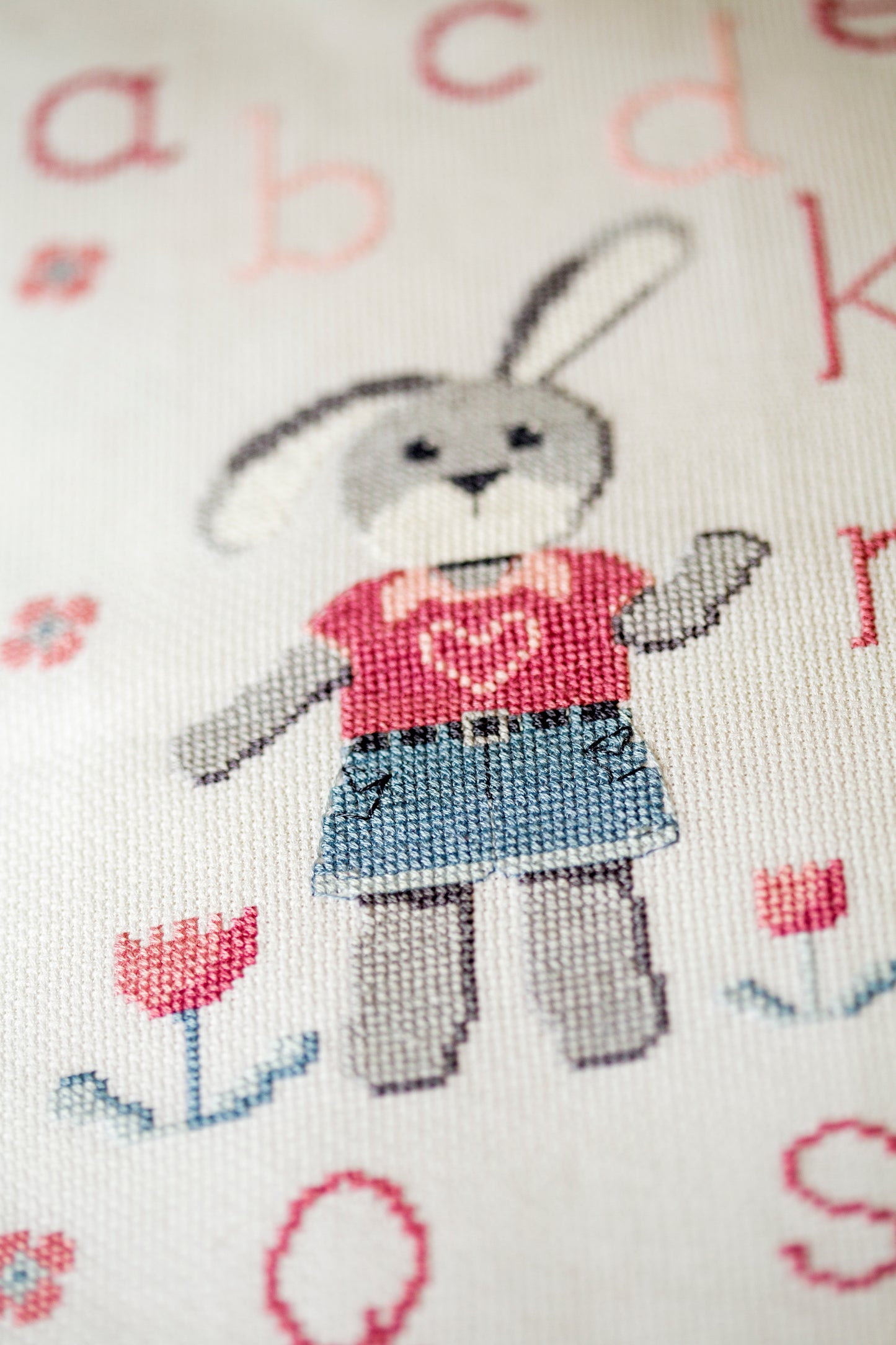 Grille broderie point de croix : abécédaires avec ours et lapins pour chambre enfant. 10 pages, symboles et couleurs DMC. Toile Aïda ou lin.
