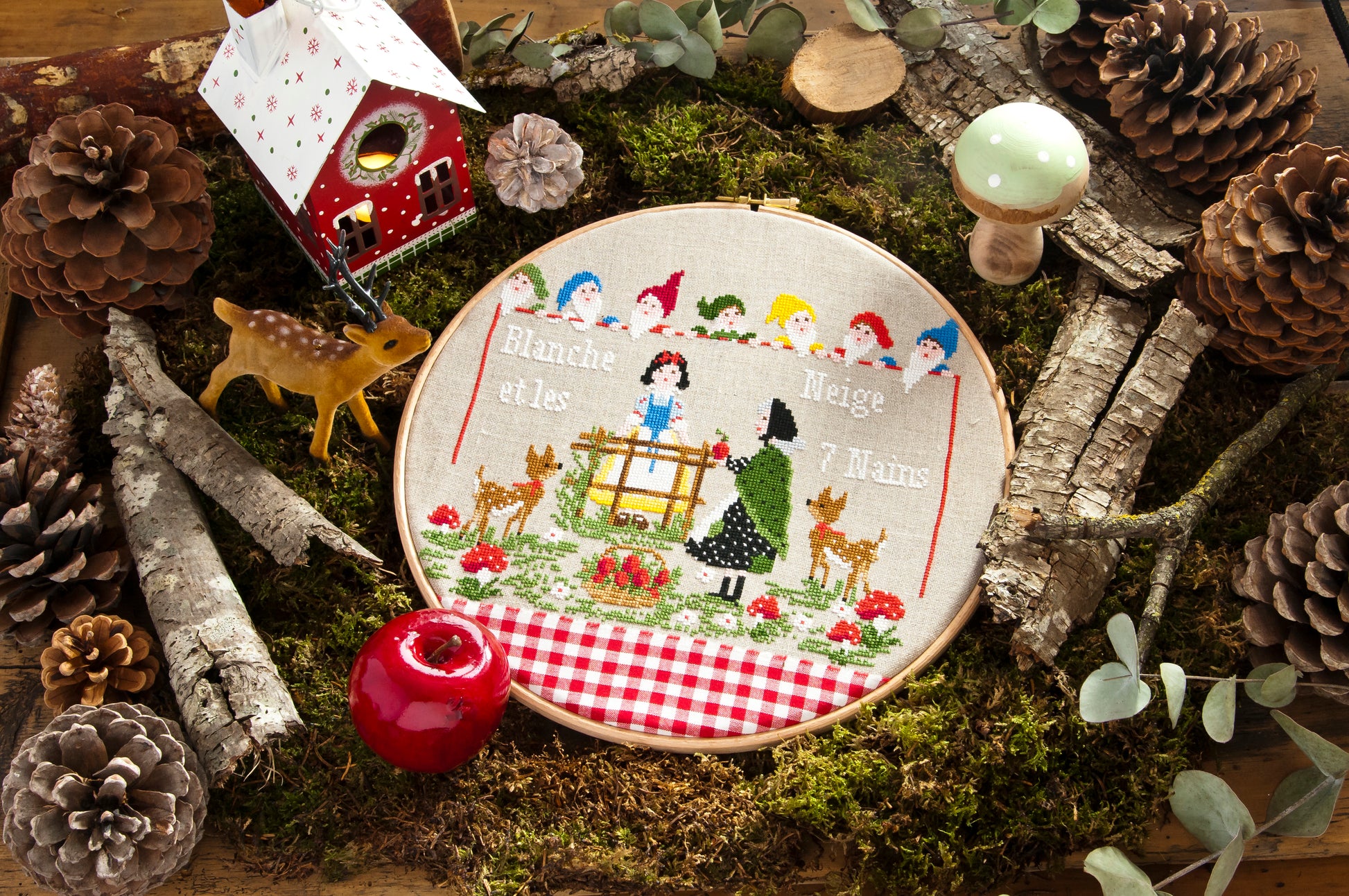 12 grilles broderie point de croix : Douceur des contes d’enfance par Lili Violette. 100×100 pts, env. 18,2×18,2 cm. Lin 11 fils/cm ou Aïda 5,5 pts/cm. DMC.