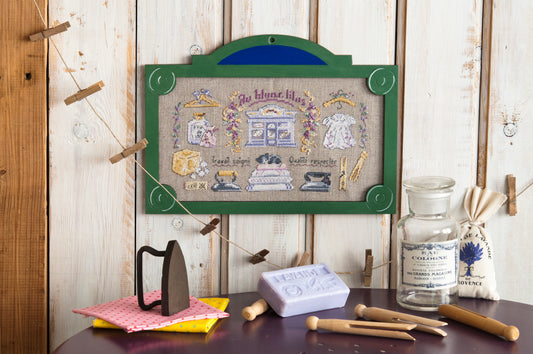 12 grilles broderie point de croix : plaques parisiennes Les boutiques par Véronique Enginger. 170×190 pts, env. 31×35 cm. Lin 11 fils/cm. Livret 16 pages DMC.