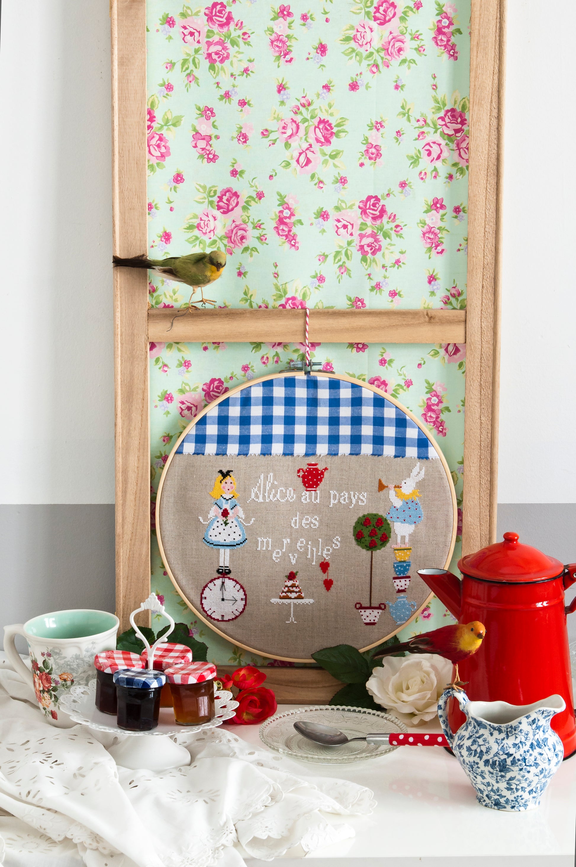 12 grilles broderie point de croix : Douceur des contes d’enfance par Lili Violette. 100×100 pts, env. 18,2×18,2 cm. Lin 11 fils/cm ou Aïda 5,5 pts/cm. DMC.