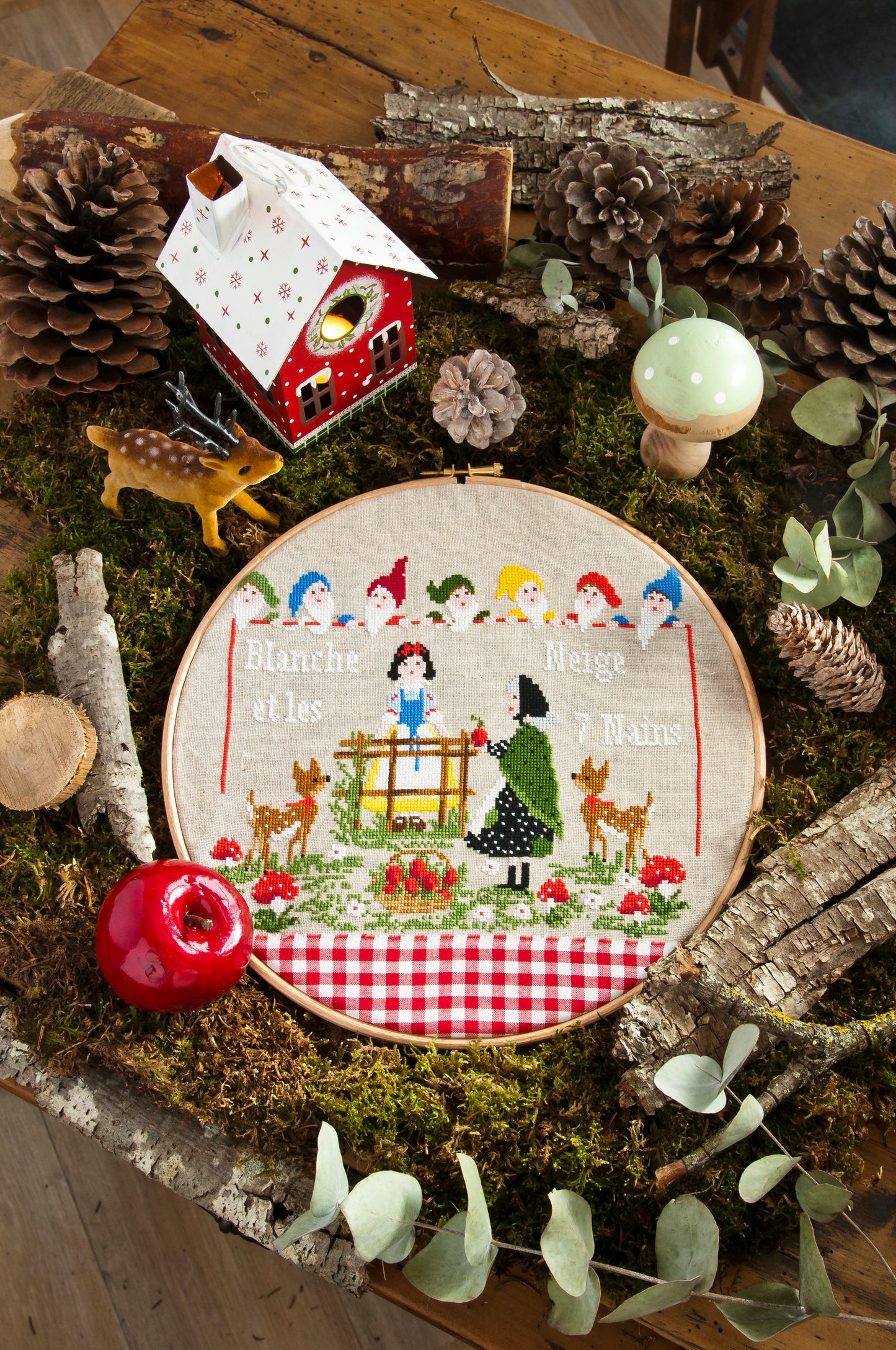 12 grilles broderie point de croix : Douceur des contes d’enfance par Lili Violette. 100×100 pts, env. 18,2×18,2 cm. Lin 11 fils/cm ou Aïda 5,5 pts/cm. DMC.