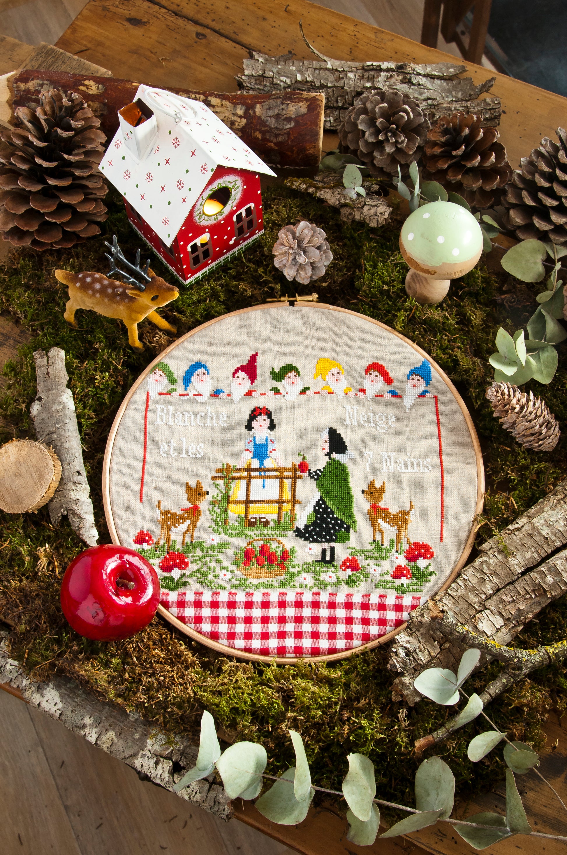 12 grilles broderie point de croix : Douceur des contes d’enfance par Lili Violette. 100×100 pts, env. 18,2×18,2 cm. Lin 11 fils/cm ou Aïda 5,5 pts/cm. DMC.