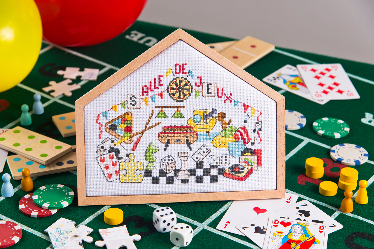 12 grilles broderie point de croix : Brodez la pièce de la maison de vos rêves par Véronique Enginger. 113×85 pts, env. 20,5×15,4 cm. Aïda 7 pts/cm. DMC.