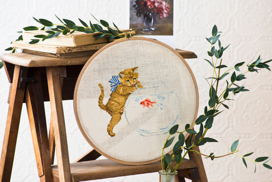 12 grilles broderie point de croix : chats espiègles au fil des saisons par H. Le Berre. 100×100 pts, env. 18,2×18,2 cm. Aïda 5,5 pts/cm ou lin 11 fils/cm.