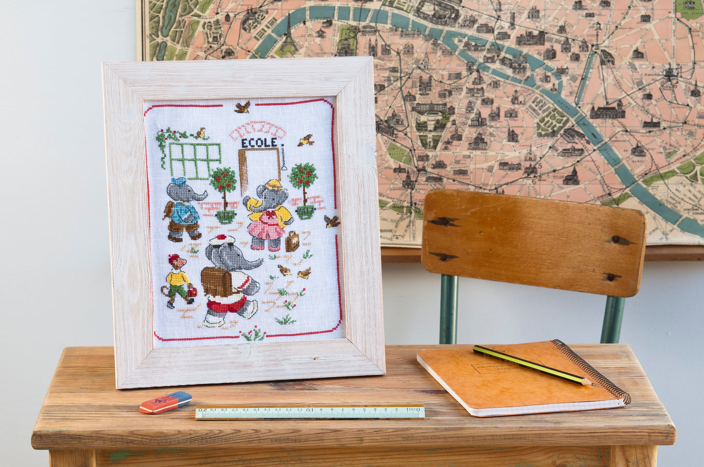12 grilles broderie point de croix : collection Babar en famille par Véronique Enginger. Scènes 22 à 31 cm. Lin 11 fils/cm. Magazine 52 pages, symboles DMC.