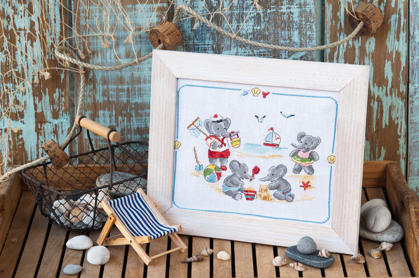 12 grilles broderie point de croix : collection Babar en famille par Véronique Enginger. Scènes 22 à 31 cm. Lin 11 fils/cm. Magazine 52 pages, symboles DMC.
