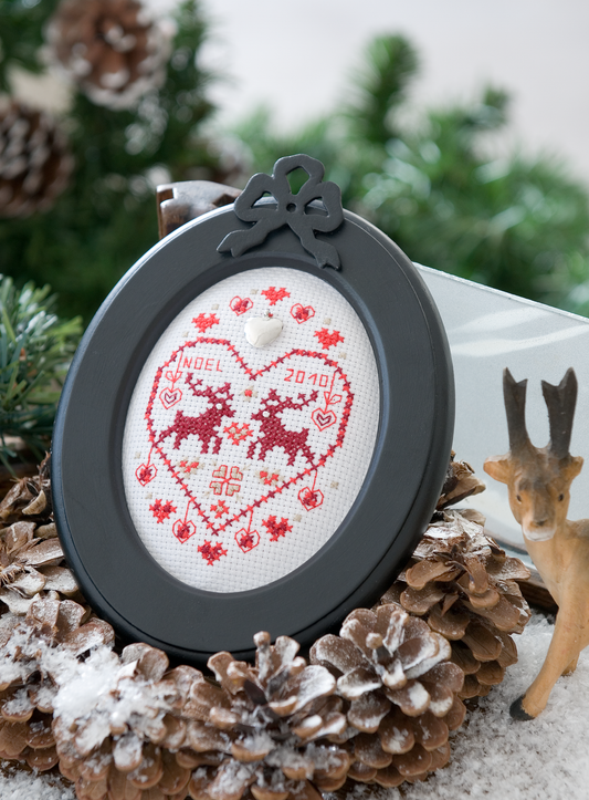 12 grilles broderie point de croix : mini cadres de Noël à broder. 60×40 pts, env. 10,9×7,3 cm. Toile Aïda 5,5 pts/cm ou lin 11 fils/cm. Livret 16 pages.