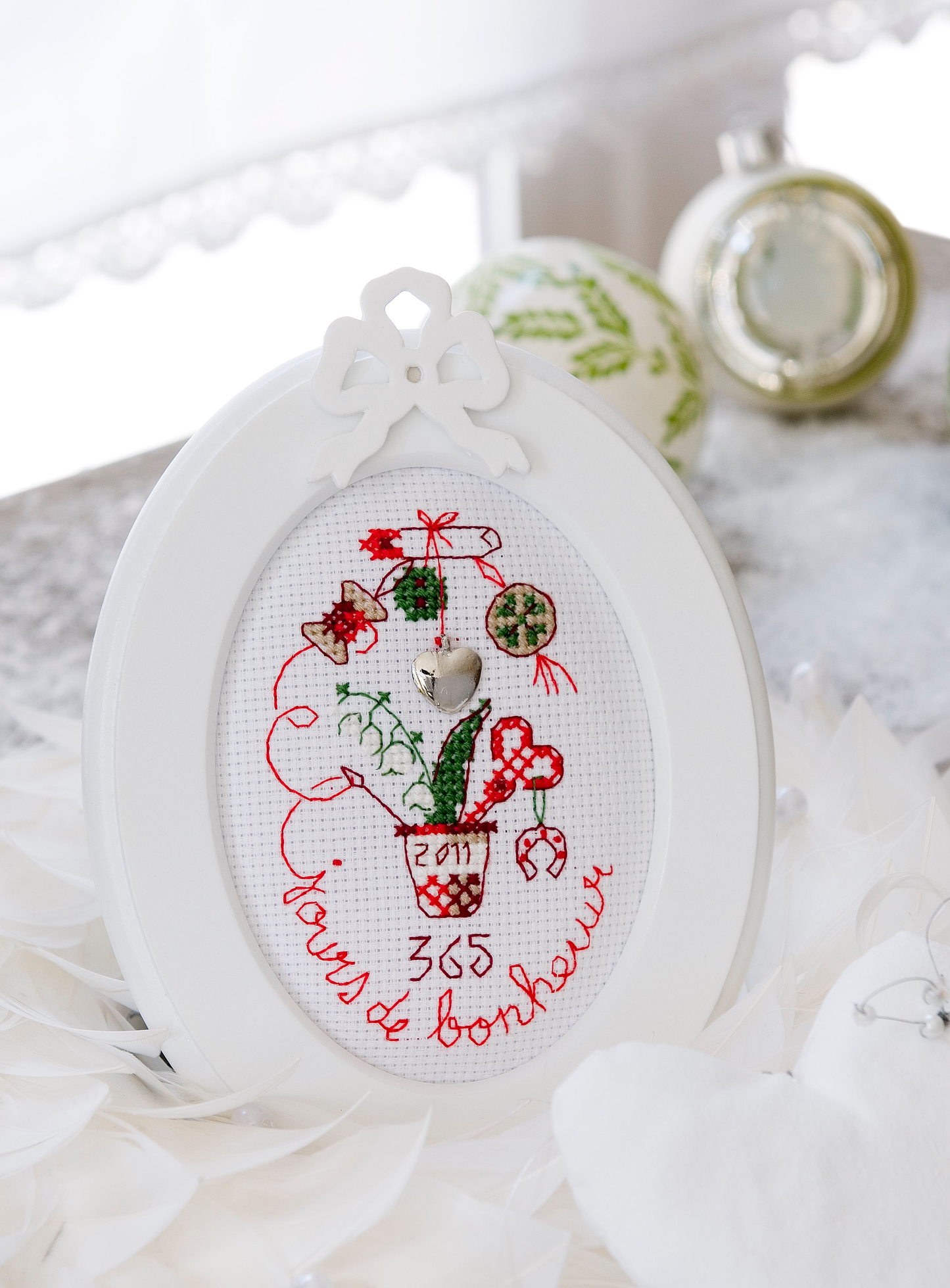 12 grilles broderie point de croix : mini cadres de Noël à broder. 60×40 pts, env. 10,9×7,3 cm. Toile Aïda 5,5 pts/cm ou lin 11 fils/cm. Livret 16 pages.