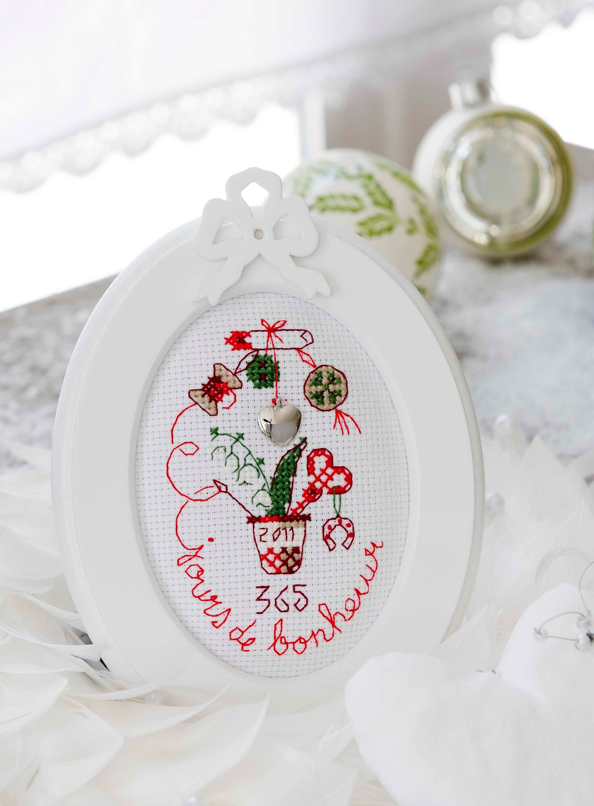 12 grilles broderie point de croix : mini broderies de Noël à broder. 60×40 pts, env. 10,9×7,3 cm. Toîle Aïda 5,5 pts/cm ou lin 11 fils/cm. Livret 16 pages.