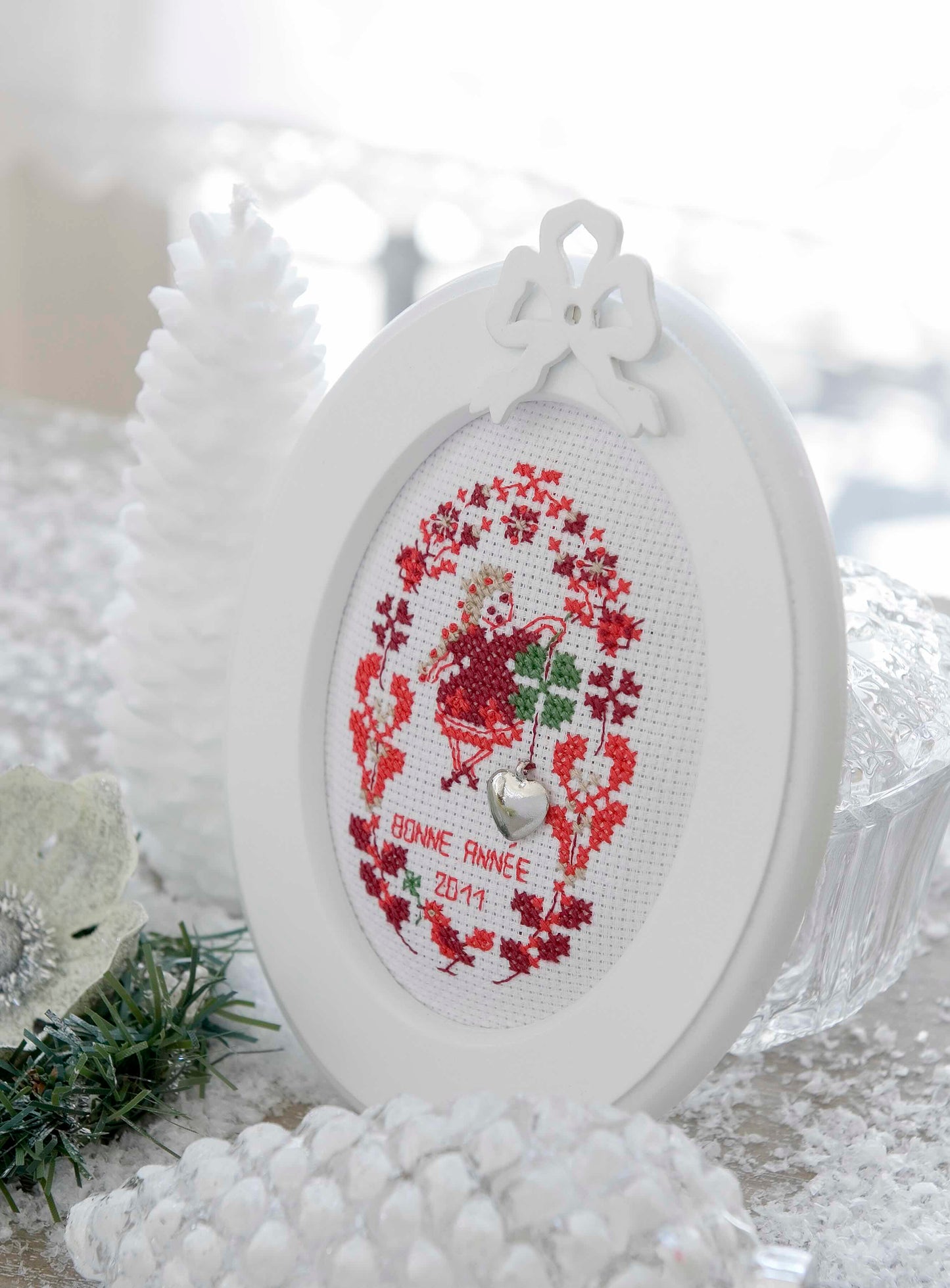 12 grilles broderie point de croix : mini broderies de Noël à broder. 60×40 pts, env. 10,9×7,3 cm. Toîle Aïda 5,5 pts/cm ou lin 11 fils/cm. Livret 16 pages.