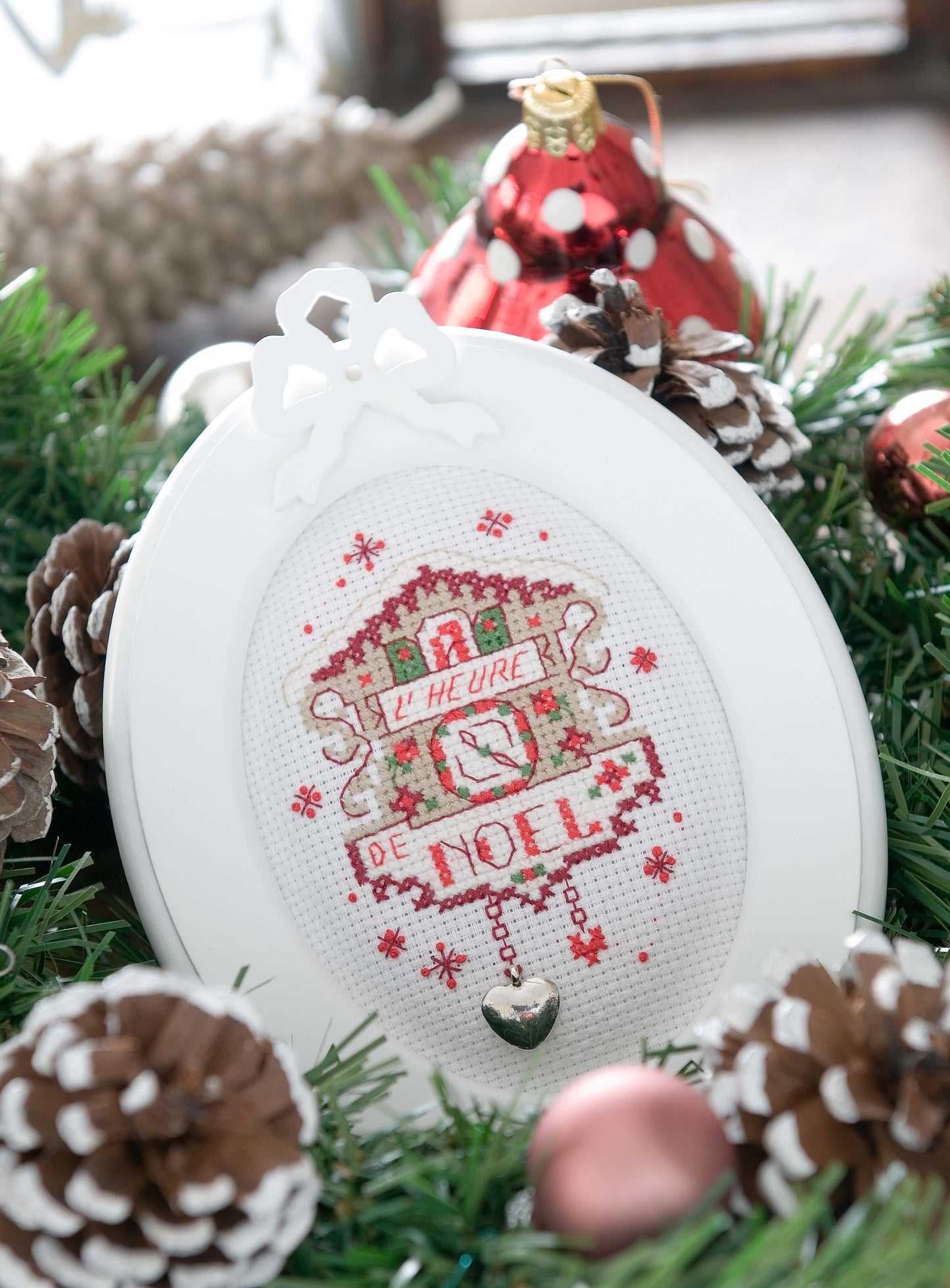 12 grilles broderie point de croix : mini broderies de Noël à broder. 60×40 pts, env. 10,9×7,3 cm. Toîle Aïda 5,5 pts/cm ou lin 11 fils/cm. Livret 16 pages.
