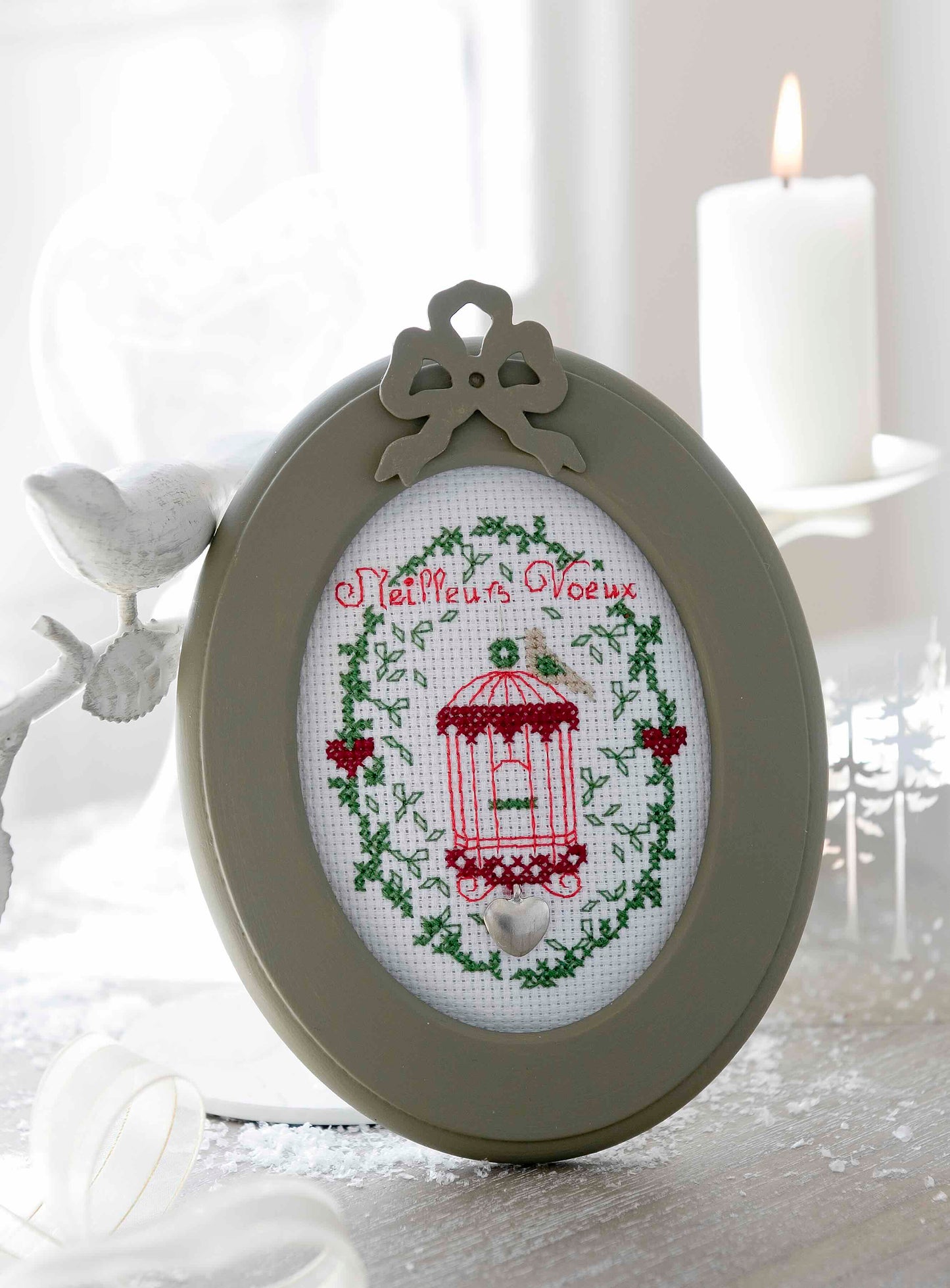 12 grilles broderie point de croix : mini broderies de Noël à broder. 60×40 pts, env. 10,9×7,3 cm. Toîle Aïda 5,5 pts/cm ou lin 11 fils/cm. Livret 16 pages.
