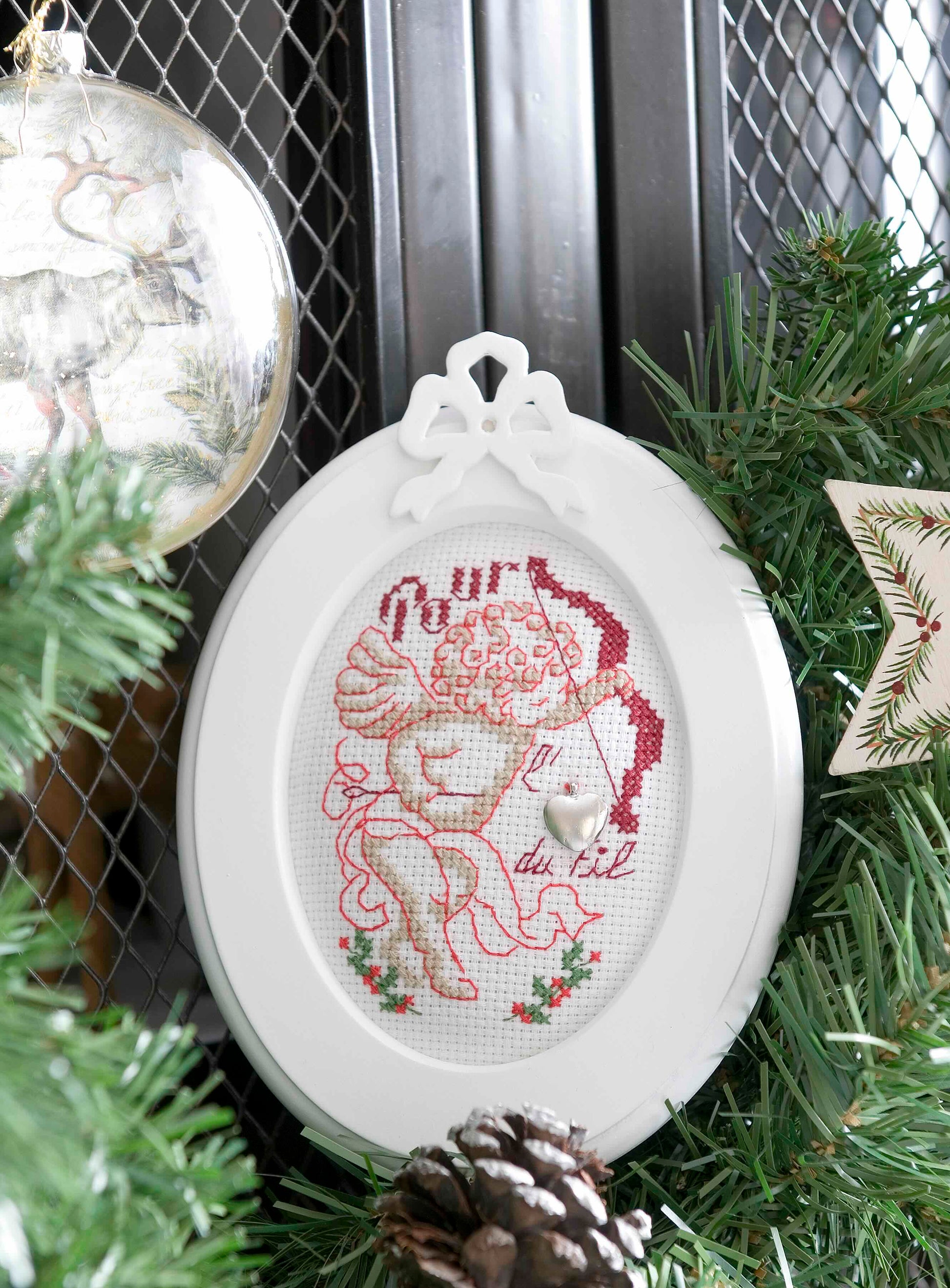 12 grilles broderie point de croix : mini broderies de Noël à broder. 60×40 pts, env. 10,9×7,3 cm. Toîle Aïda 5,5 pts/cm ou lin 11 fils/cm. Livret 16 pages.