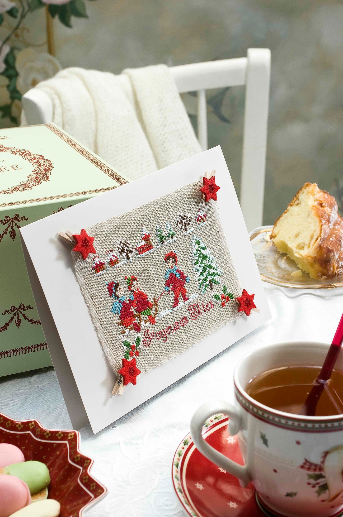 12 grilles broderie point de croix : mini broderies de Noël à broder. 60×40 pts, env. 10,9×7,3 cm. Toîle Aïda 5,5 pts/cm ou lin 11 fils/cm. Livret 16 pages.