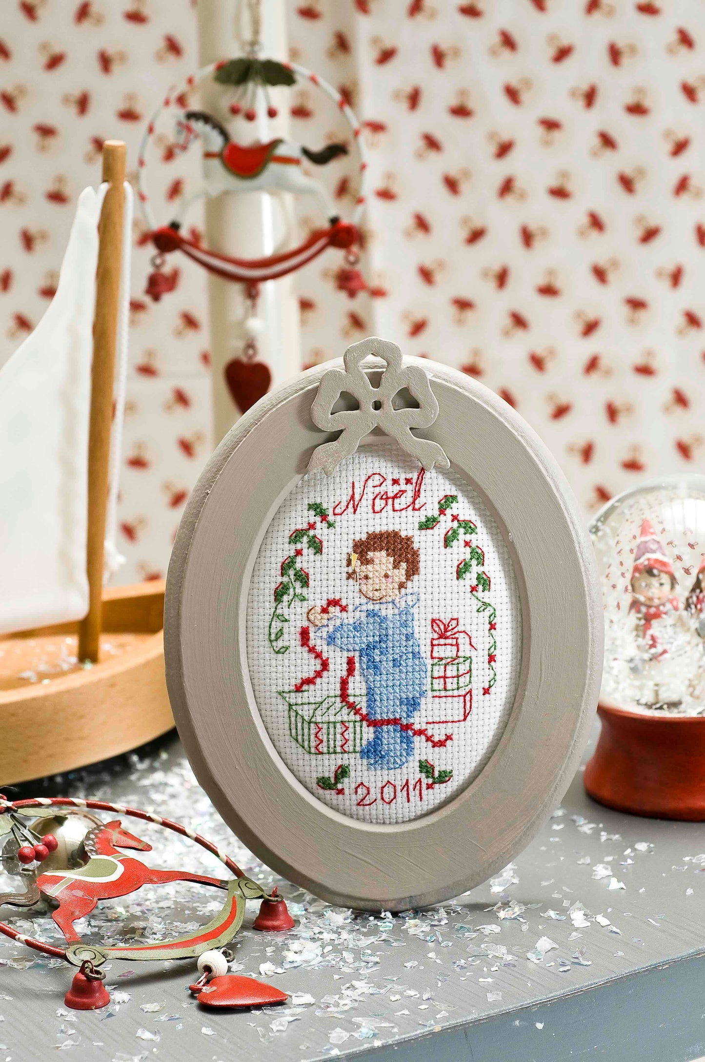12 grilles broderie point de croix : mini broderies de Noël à broder. 60×40 pts, env. 10,9×7,3 cm. Toîle Aïda 5,5 pts/cm ou lin 11 fils/cm. Livret 16 pages.