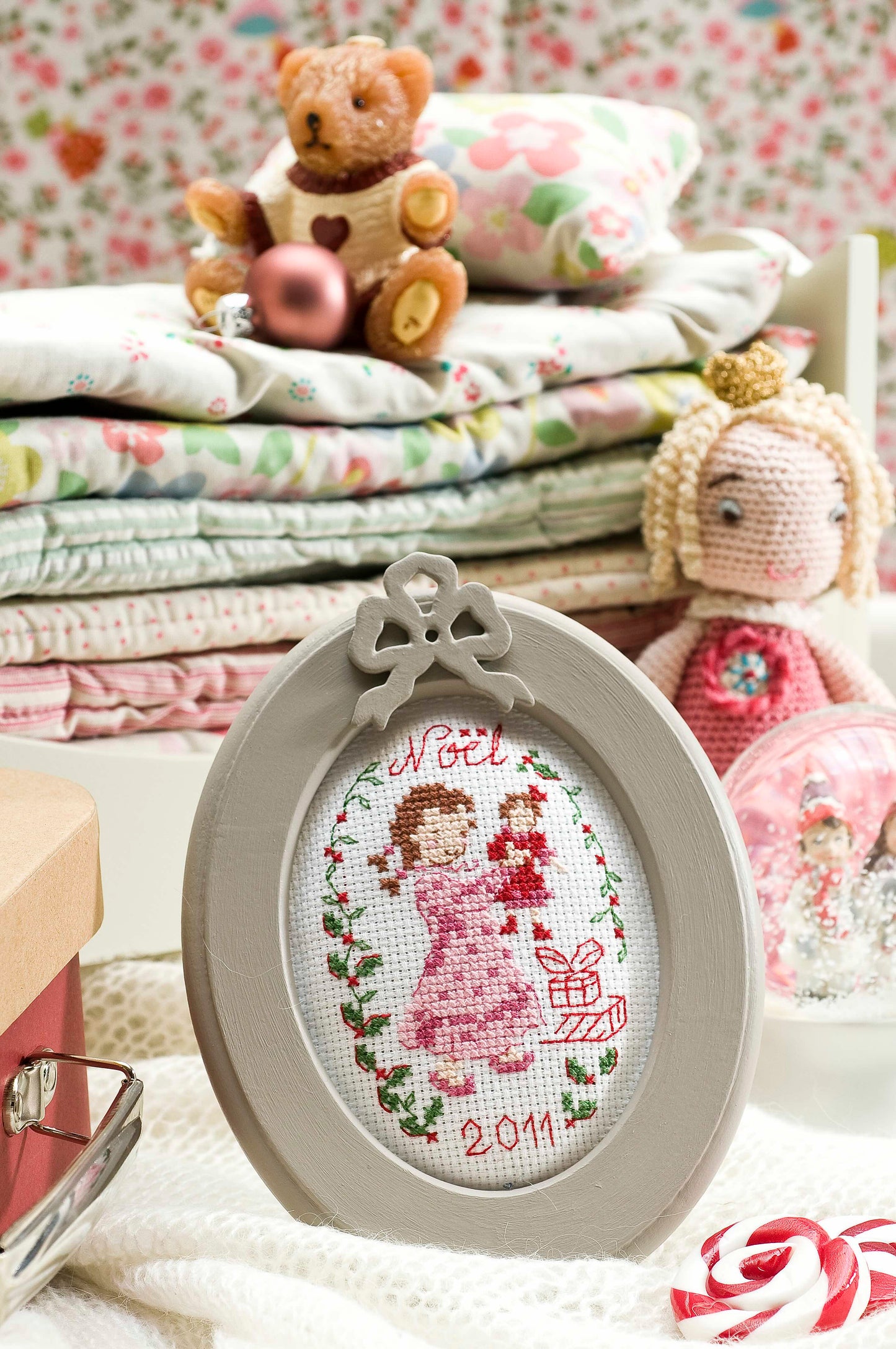 12 grilles broderie point de croix : mini broderies de Noël à broder. 60×40 pts, env. 10,9×7,3 cm. Toîle Aïda 5,5 pts/cm ou lin 11 fils/cm. Livret 16 pages.