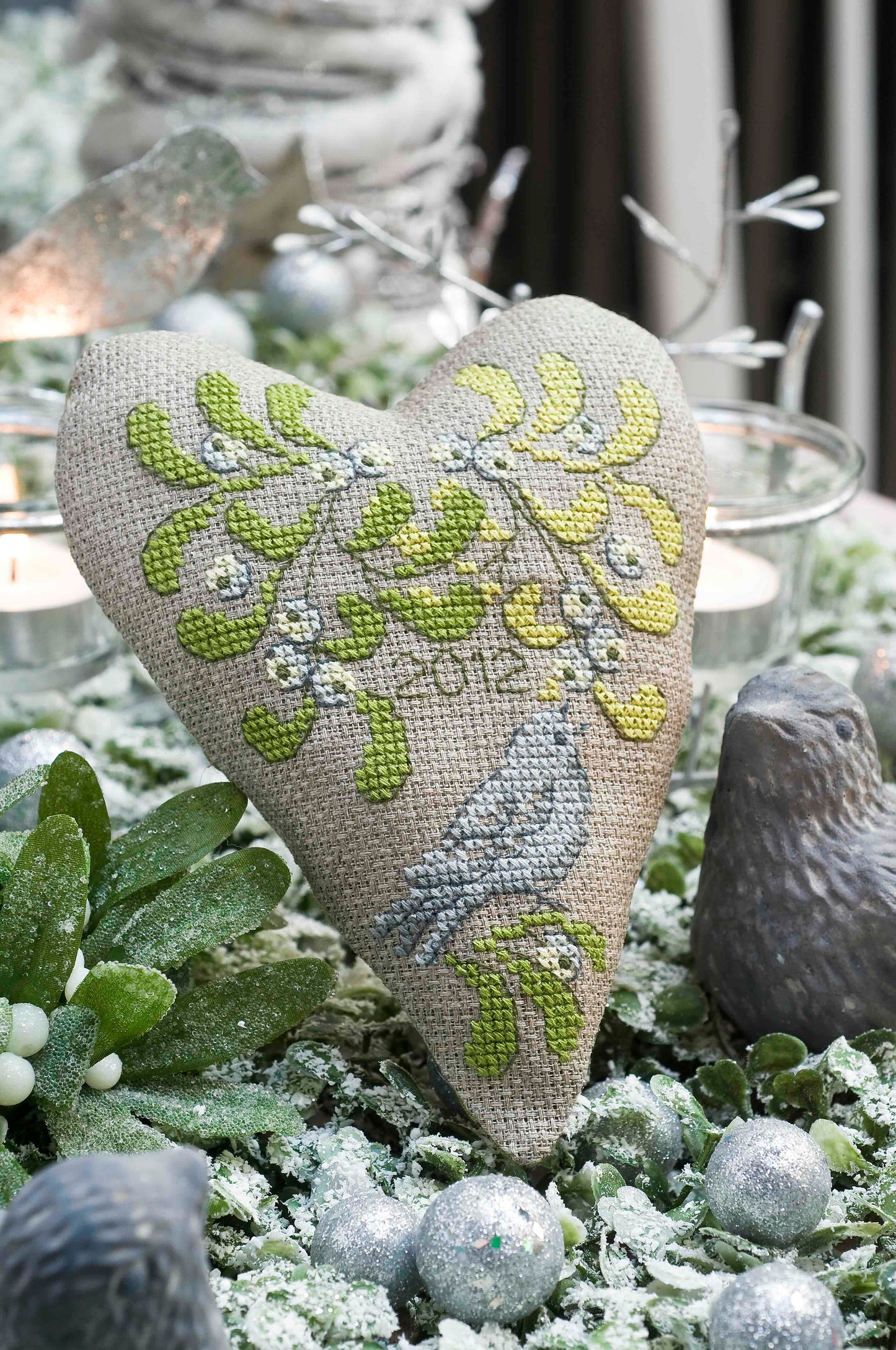 12 grilles broderie point de croix : mini broderies de Noël à broder. 60×40 pts, env. 10,9×7,3 cm. Toîle Aïda 5,5 pts/cm ou lin 11 fils/cm. Livret 16 pages.