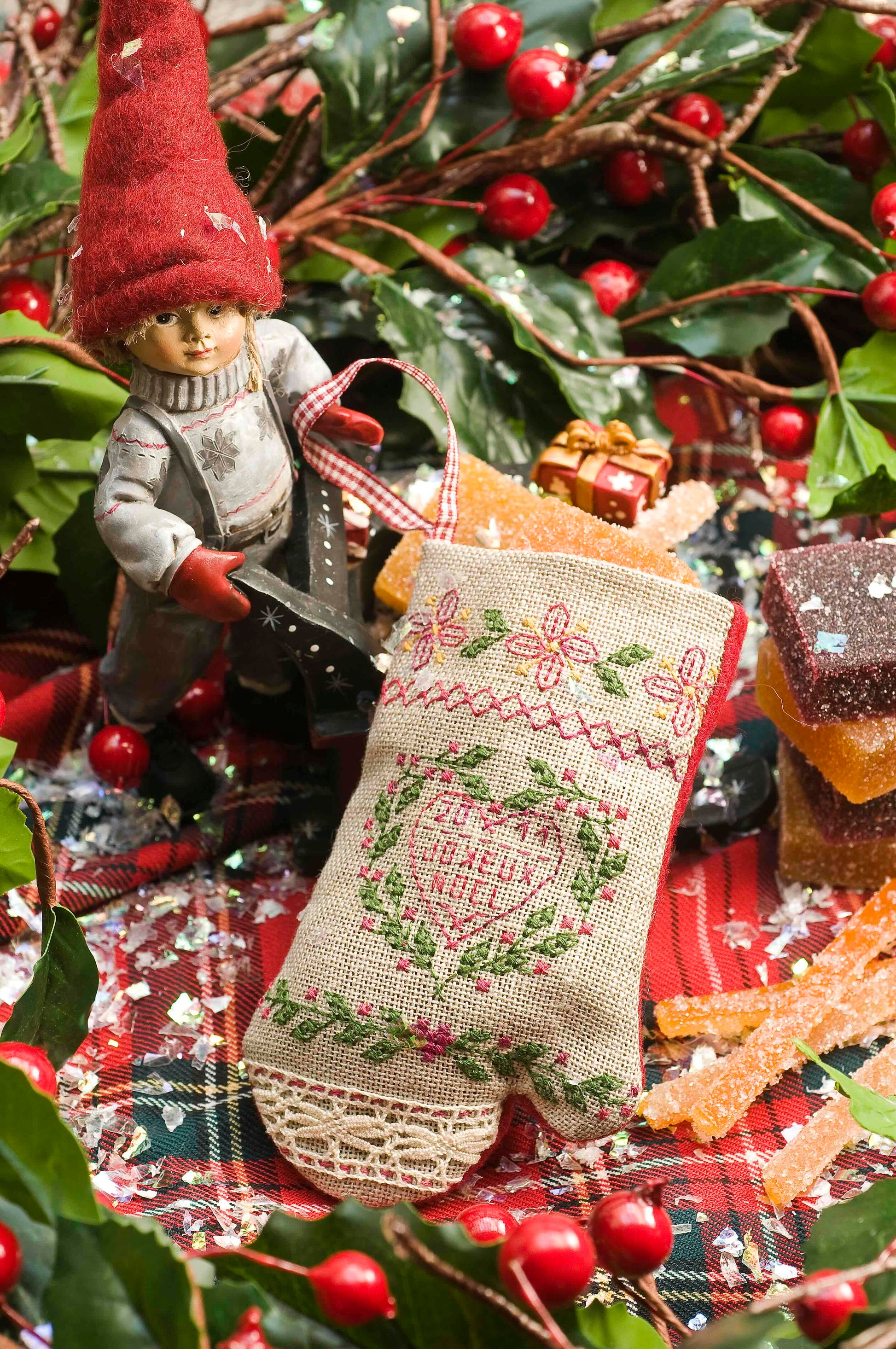 12 grilles broderie point de croix : mini broderies de Noël à broder. 60×40 pts, env. 10,9×7,3 cm. Toîle Aïda 5,5 pts/cm ou lin 11 fils/cm. Livret 16 pages.