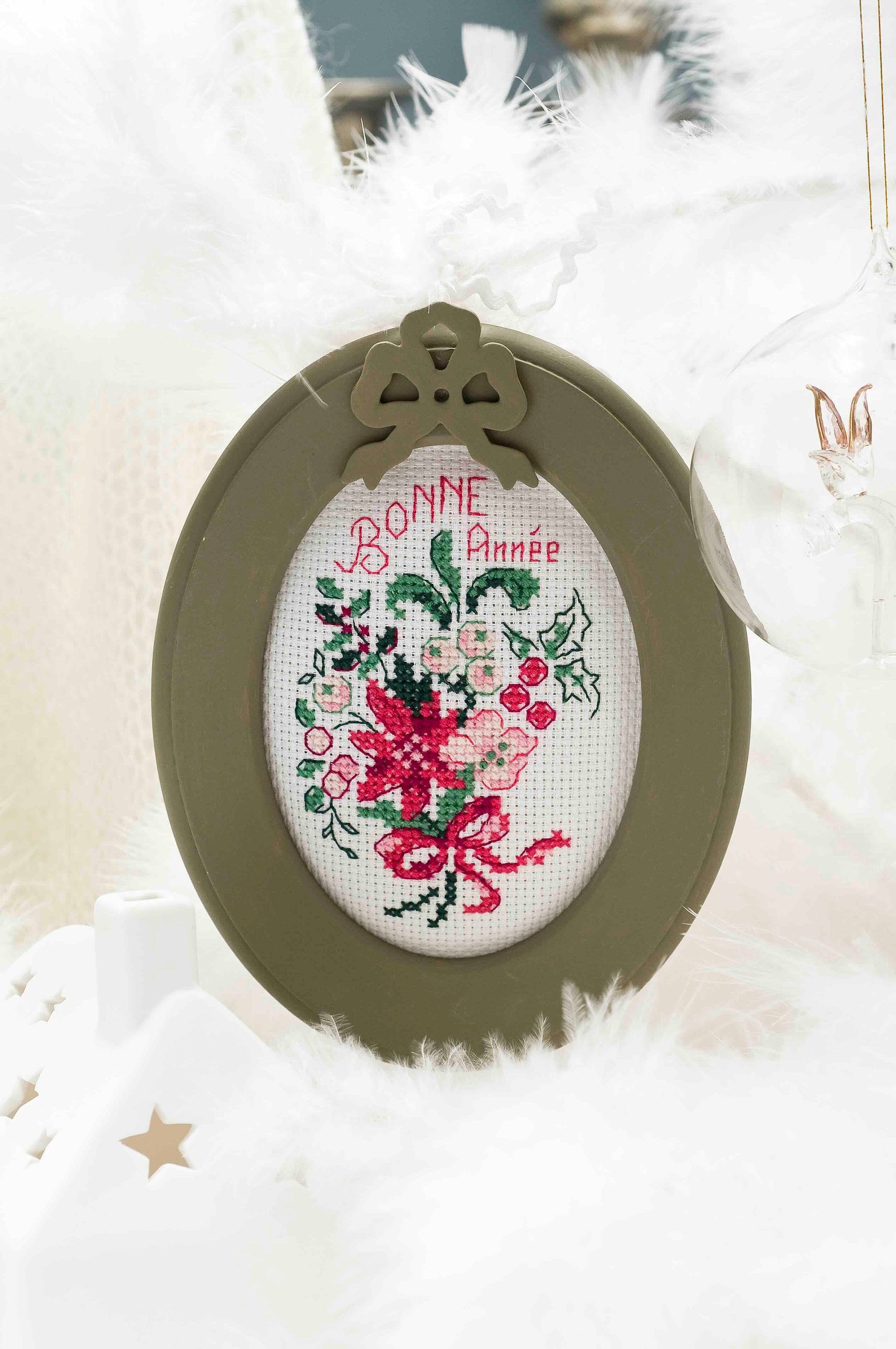 12 grilles broderie point de croix : mini broderies de Noël à broder. 60×40 pts, env. 10,9×7,3 cm. Toîle Aïda 5,5 pts/cm ou lin 11 fils/cm. Livret 16 pages.