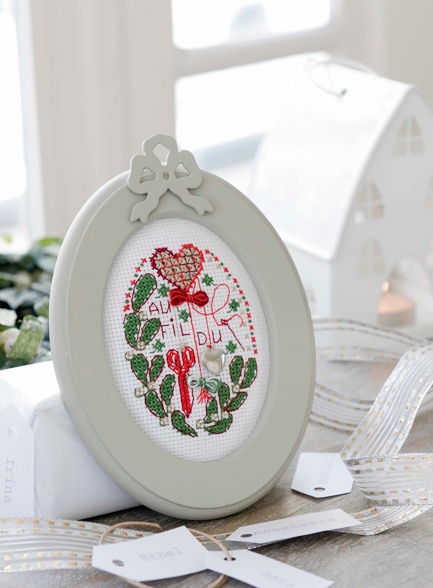 12 grilles broderie point de croix : mini broderies de Noël à broder. 60×40 pts, env. 10,9×7,3 cm. Toîle Aïda 5,5 pts/cm ou lin 11 fils/cm. Livret 16 pages.