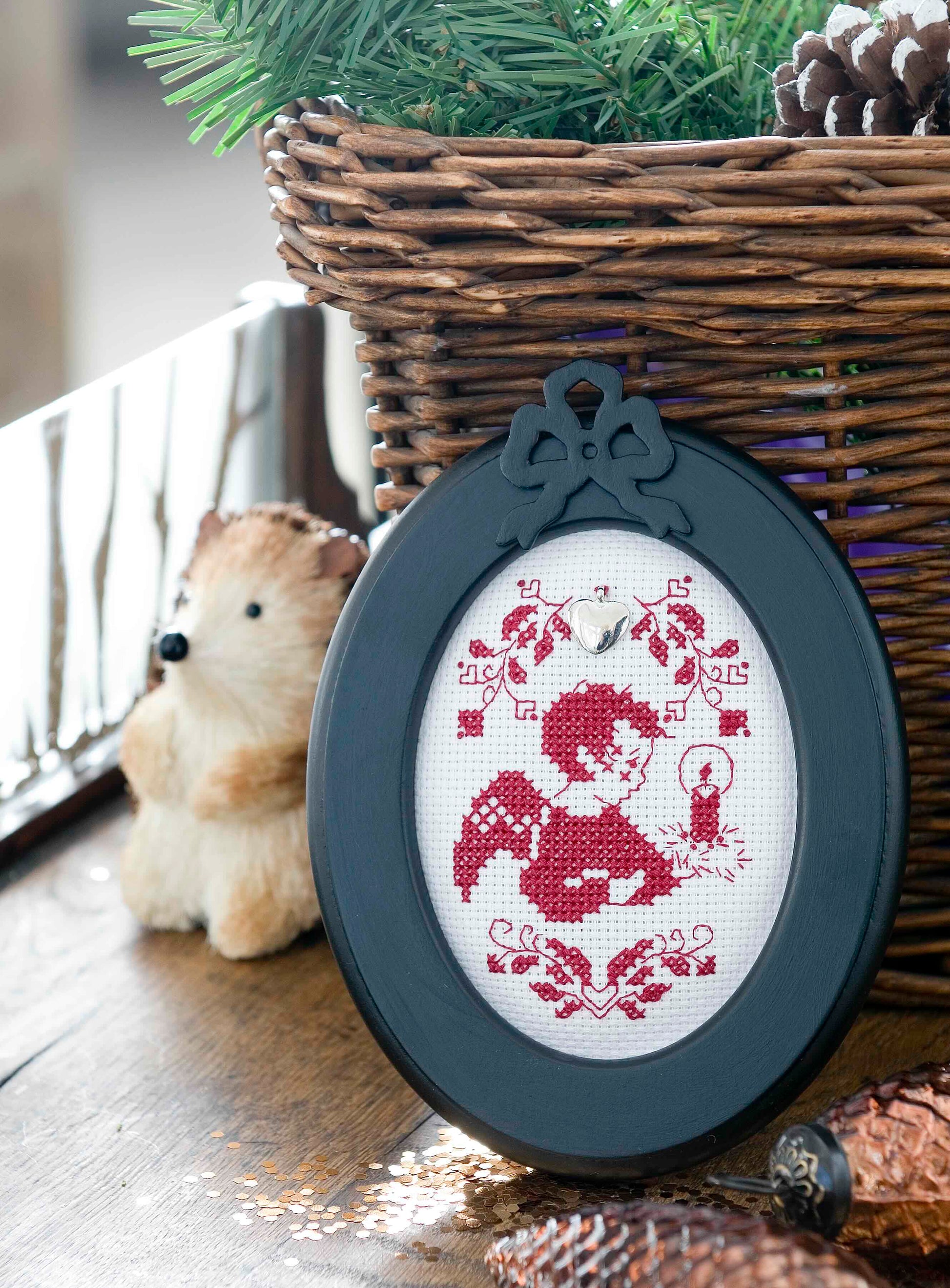 12 grilles broderie point de croix : mini broderies de Noël à broder. 60×40 pts, env. 10,9×7,3 cm. Toîle Aïda 5,5 pts/cm ou lin 11 fils/cm. Livret 16 pages.