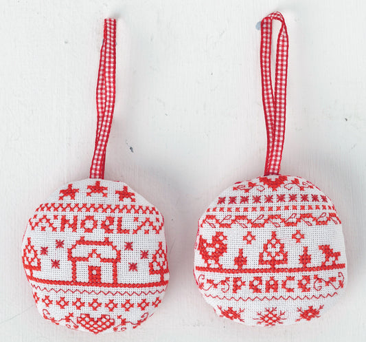 2 grilles de point de croix Joyeux Noël : boules et sapin scandinaves sur lin 11 fils blanc. Références DMC sur 4 pages.