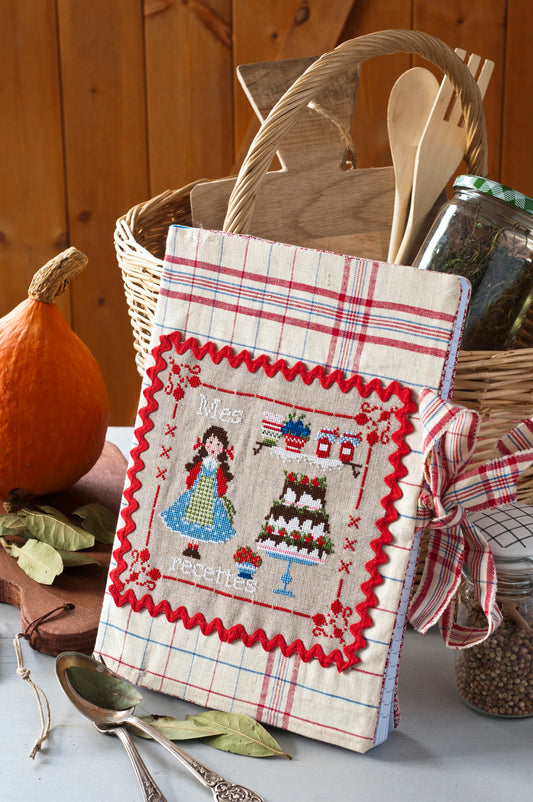 2 grilles broderie point de croix : porte-tarte et cahier de recettes gourmands. 8 pages, symboles et couleurs DMC. Lin 14 fils bis.