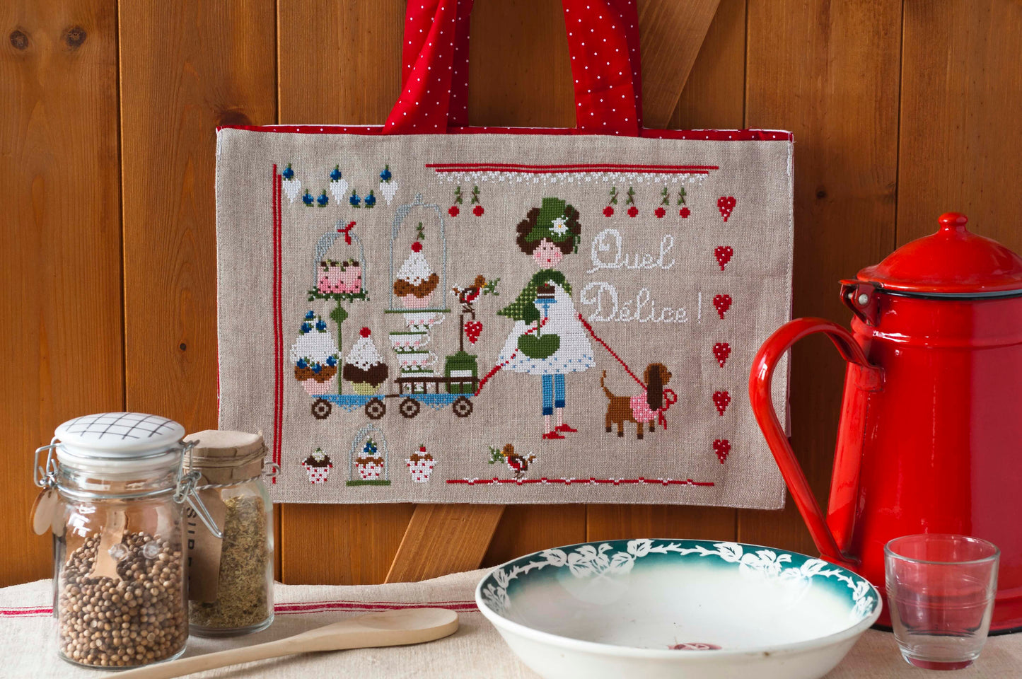 2 grilles broderie point de croix : porte-tarte et cahier de recettes gourmands. 8 pages, symboles et couleurs DMC. Lin 14 fils bis.
