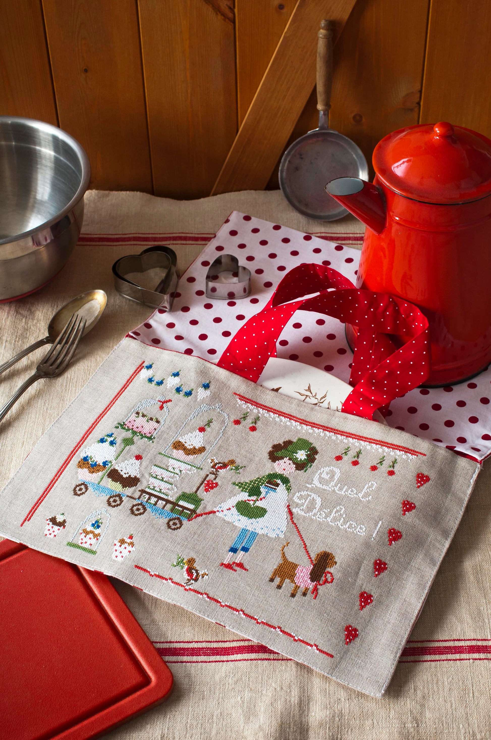 2 grilles broderie point de croix : porte-tarte et cahier de recettes gourmands. 8 pages, symboles et couleurs DMC. Lin 14 fils bis.