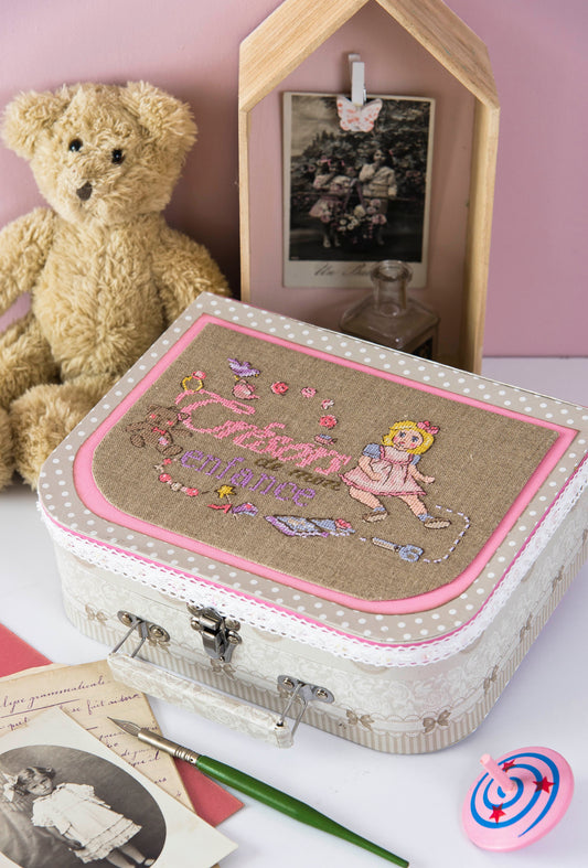 2 grilles de broderie point de croix : pochons et valisette pour enfants, 126x73 points sur 6 pages. Rentrée des classes. Symboles et couleurs DMC.