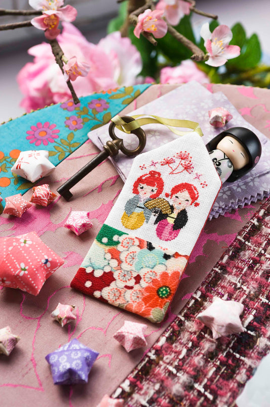 2 grilles de point de croix geishas Kawaii pour porte-clefs. Sur Aïda 7 pts blanc DMC. Imprimées avec symboles et couleur DMC sur 6 pages.