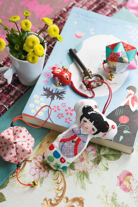 2 grilles de point de croix geishas Kawaii pour porte-clefs. Sur Aïda 7 pts blanc DMC. Imprimées avec symboles et couleur DMC sur 6 pages.