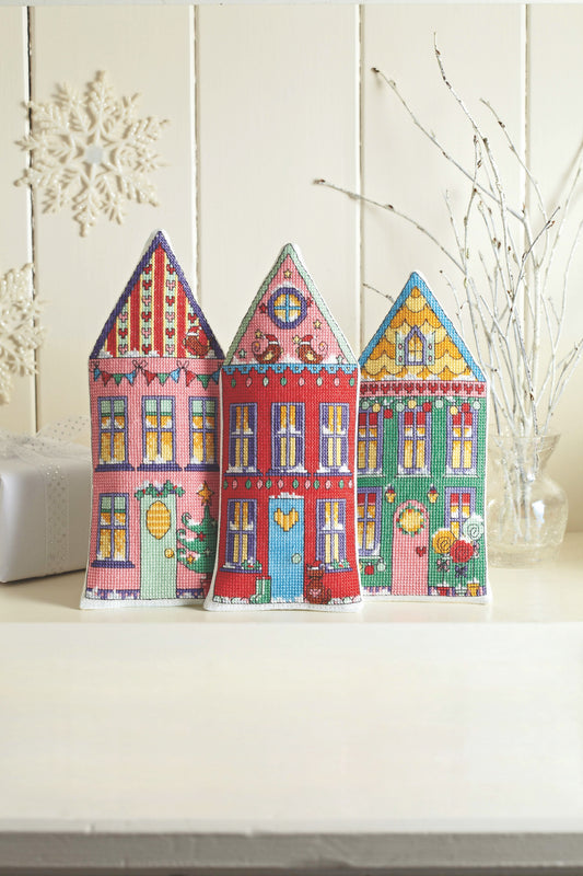 2 grilles de point de croix Tombe la neige : maisonnettes de Noël sur lin 11 fils. Maison 8 x 20 cm, cadre 35 x 48 cm. Références DMC sur 6 pages.