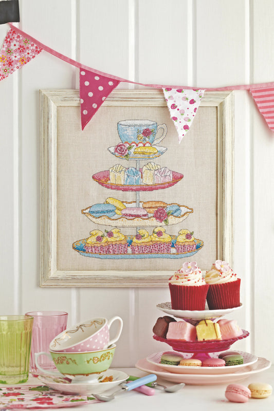 3 grilles de point de croix Tea Time : cupcakes, macarons et thé sur lin 11 fils. 134 x 131 points. Références DMC sur 6 pages.