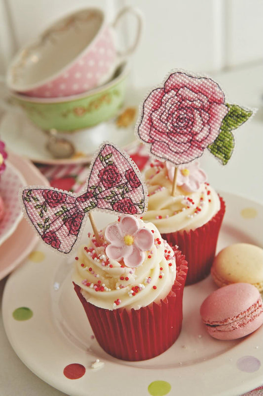 3 grilles de point de croix Tea Time : cupcakes, macarons et thé sur lin 11 fils. 134 x 131 points. Références DMC sur 6 pages.