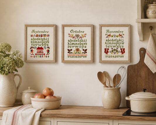Trois grilles de point de croix sur le thème de l'automne par Perrette Samouïloff. Abécédaires aux motifs d'écureuils, feuilles et scènes automnales. 180x148 pts.