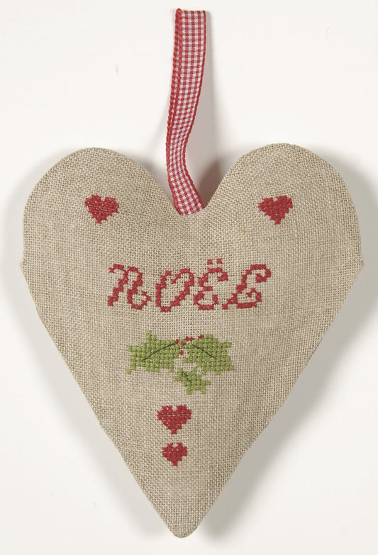 Grille broderie point de croix : 3 cœurs avec messages pour convives. Imprimée en couleur sur 6 pages. Réf. DMC incluses.